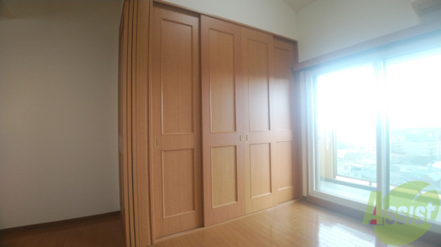 収納　リビングには大きめのクローゼットがございます。