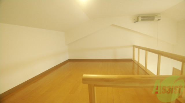 その他部屋・スペース　広めのロフトは横になるのに十分なスペースがございます。