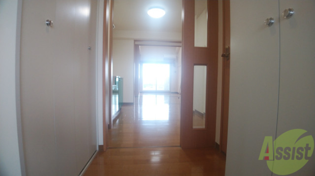 玄関　玄関を開けるとこんな感じです。きれいな廊下が続いています。