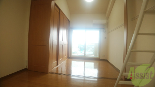 居室・リビング　６帖の洋室になります。日のよく当たる広い空間ですね。