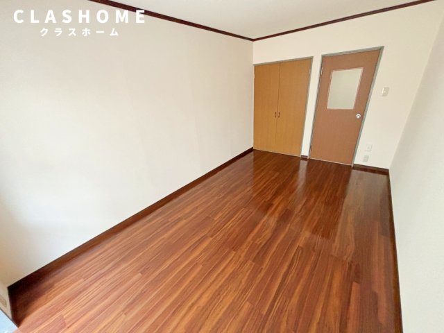 居室・リビング　同物件の別部屋になります。