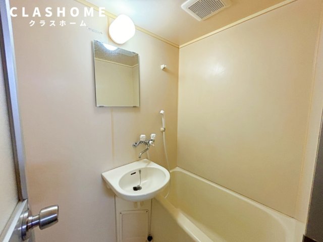 洗面設備　同物件の別部屋になります。