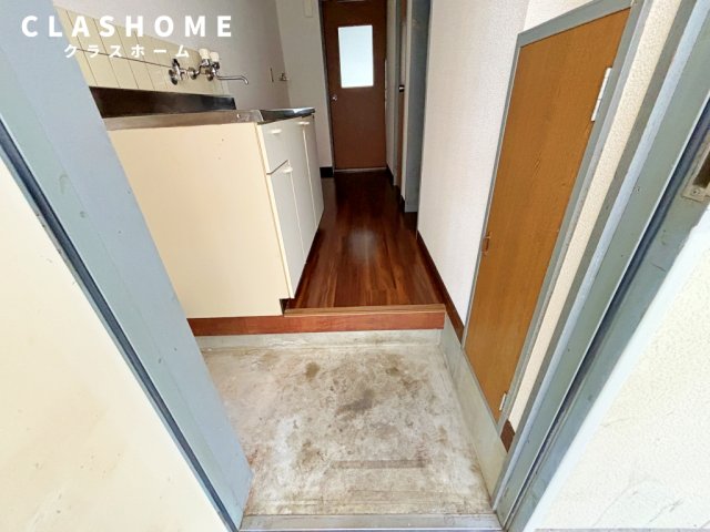 玄関　同物件の別部屋になります。