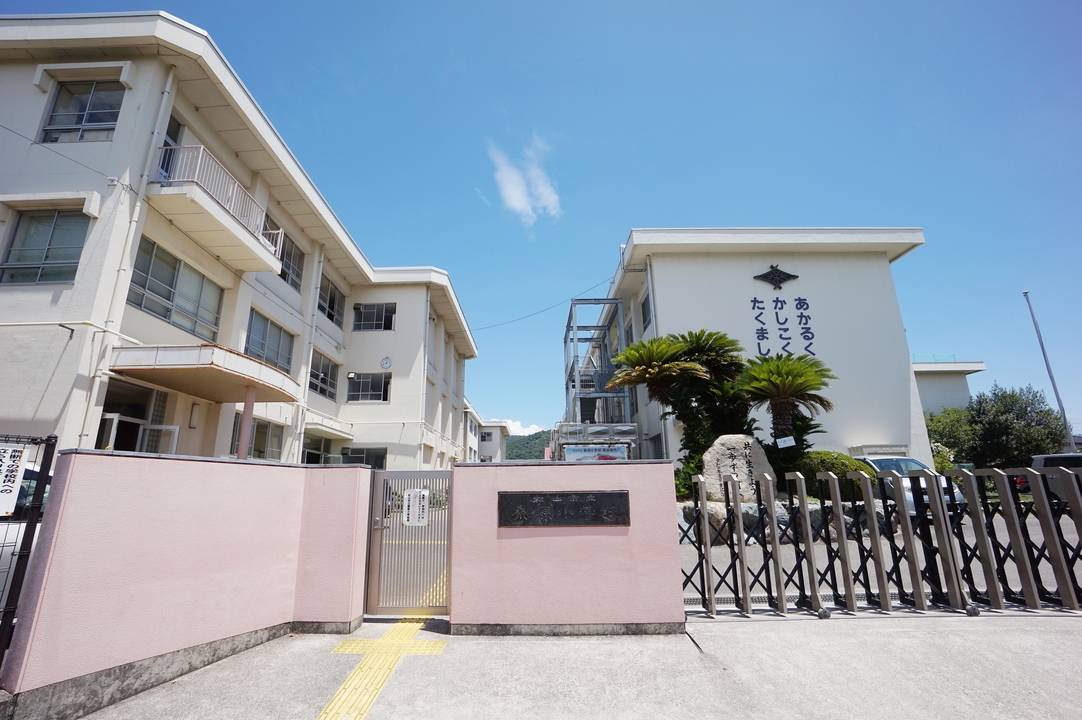 小学校　桑原小学校（小学校）まで320m