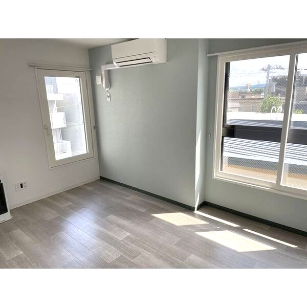 居室・リビング　白基調の明るい内装☆