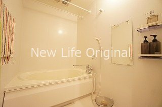 バス・シャワールーム　浴室乾燥機付で雨の日や夜間に洗濯する方にもおすすめです。