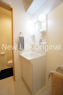 洗面設備　シャワー付き洗面台で忙しい朝でも楽に身支度が出来ます。