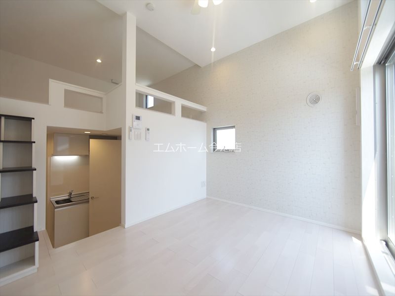 居室・リビング　洋室6.5帖　エアコン付　バルコニーに面しています