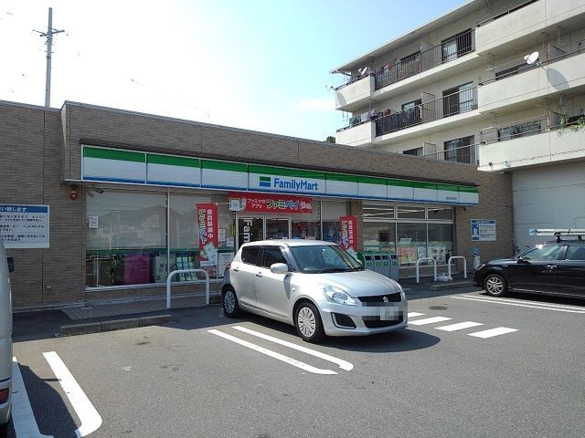 コンビニ　ファミリーマート泊村店（コンビニ）まで400m
