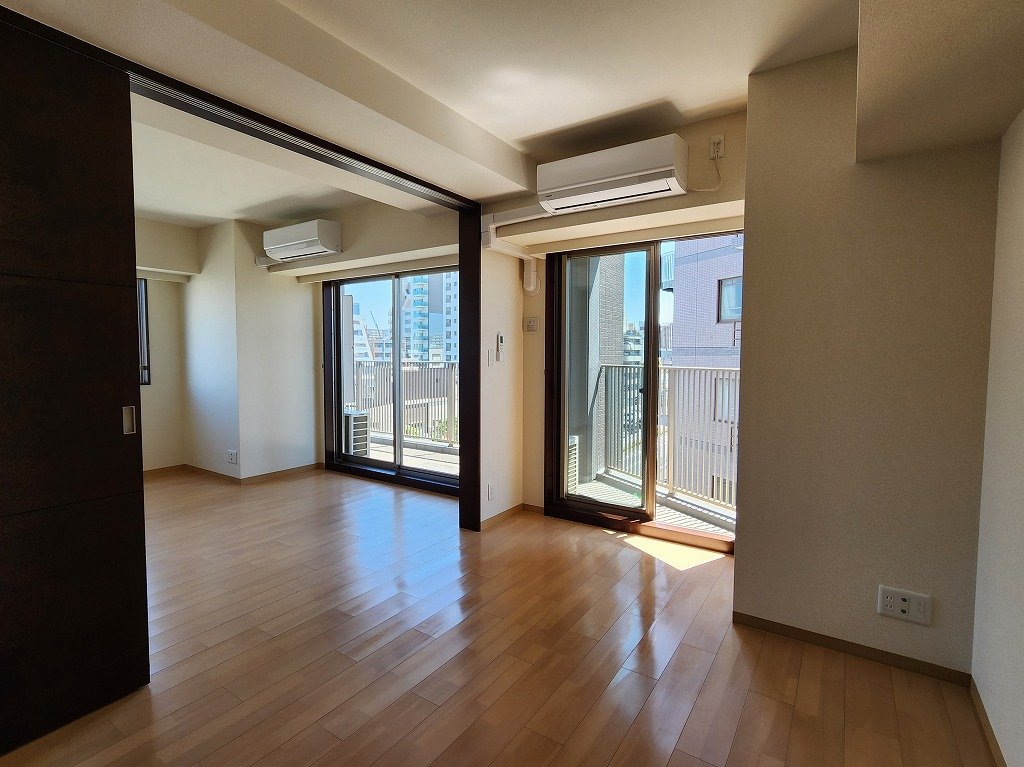 その他設備　エアコン２基　ペアガラス採用