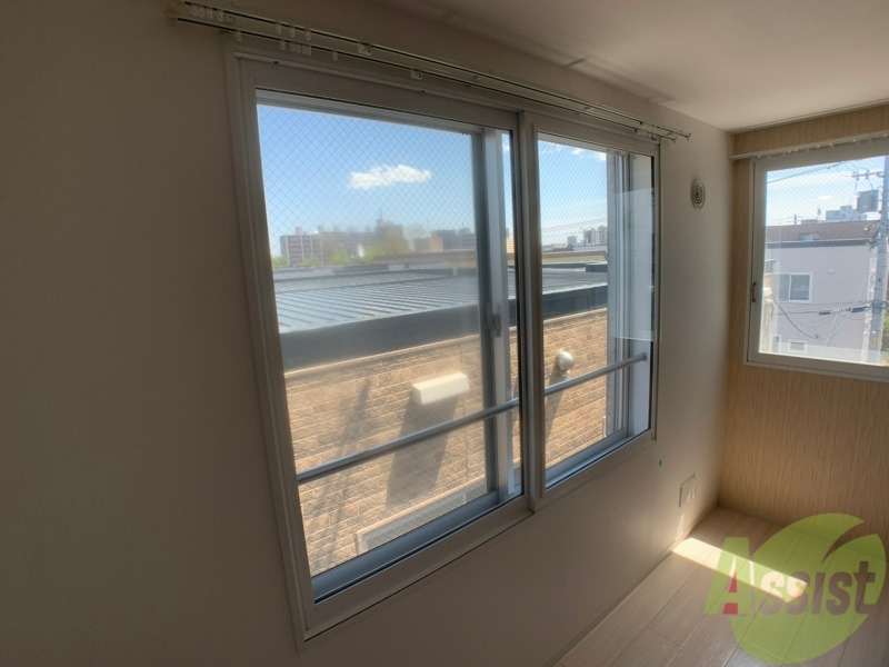 バルコニー　大きな窓がありますので風通しが良さそう。