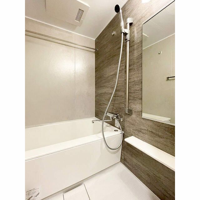 バス・シャワールーム　落ち着いた空間のお風呂です