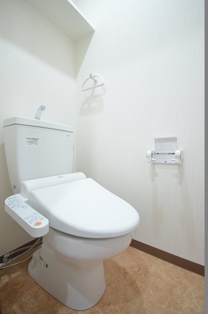 トイレ　別号室の写真です。（反転）