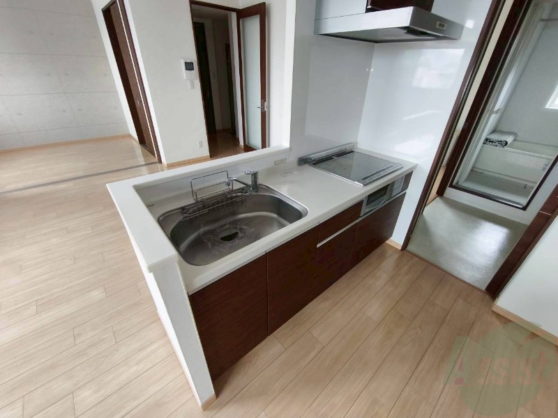 キッチン　ＩＨクッキングヒーターです！お手入れも楽々ですね。