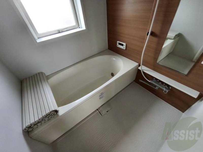 バス・シャワールーム　お風呂です。広々したバスでゆっくりくつろげます。