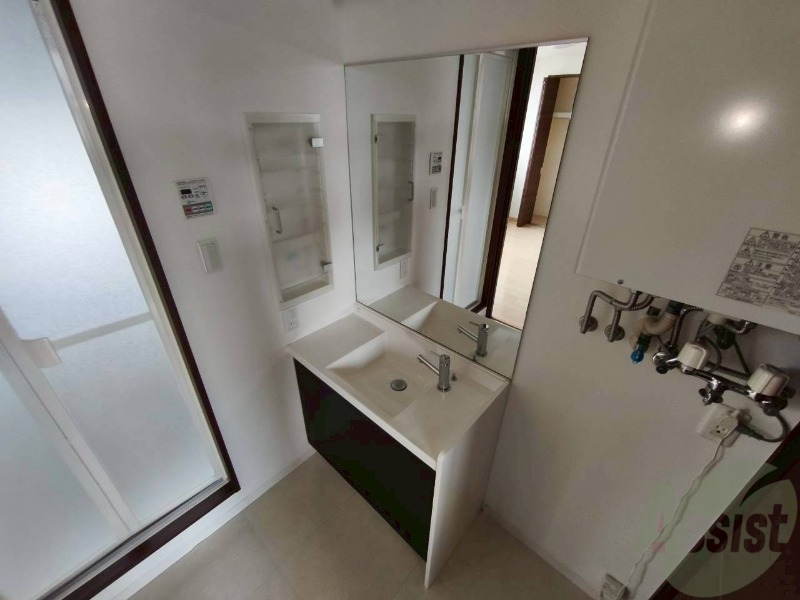 洗面設備　大きくて使いやすそうな独立洗面台になっています。