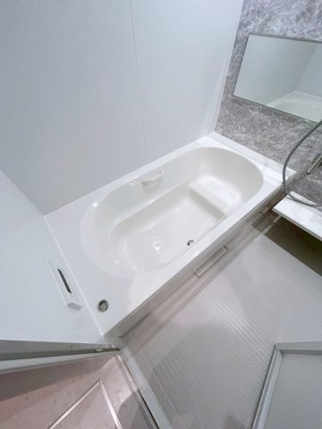 バス・シャワールーム　嬉しい追い焚き・浴室乾燥機付きです♪