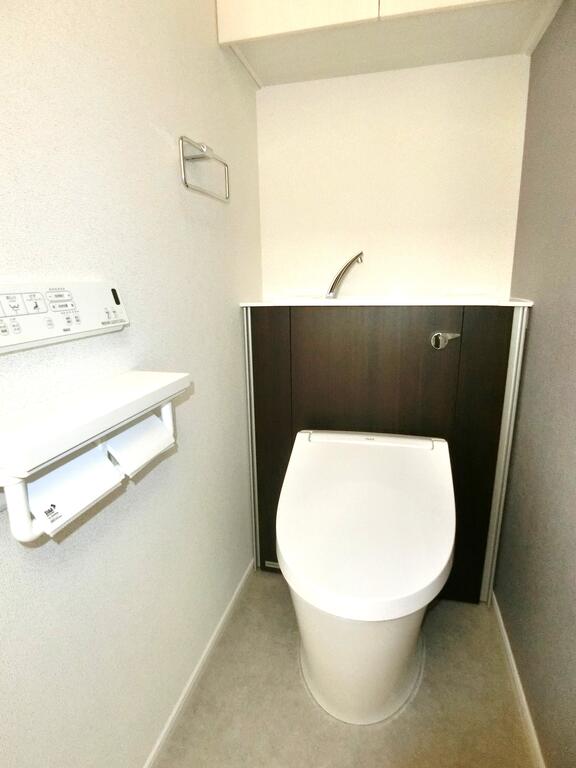 トイレ　同型物件の写真、配色に違いあり