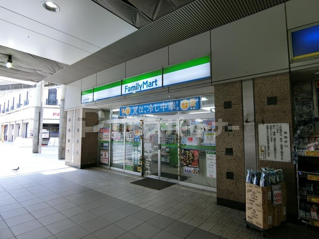 コンビニ　ファミリーマート越谷駅前店（コンビニ）まで270m