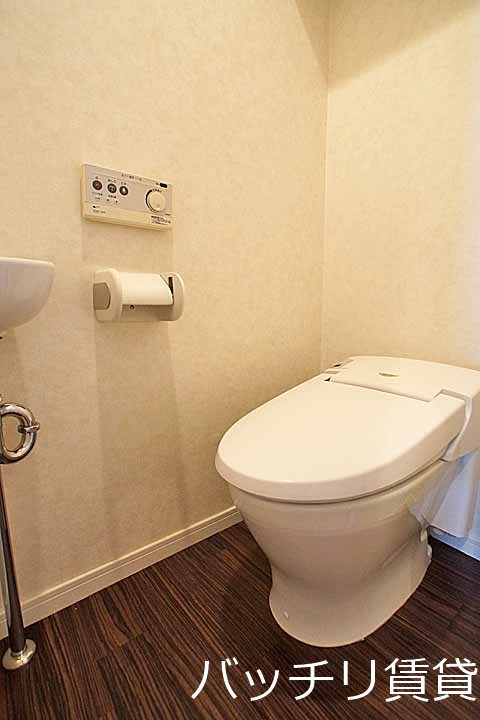 トイレ　＊画像は別部屋の為、現状を優先致します