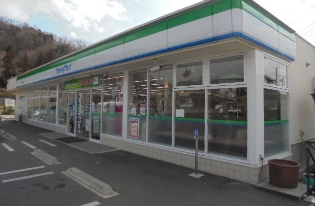コンビニ　ファミリーマート（コンビニ）まで800m