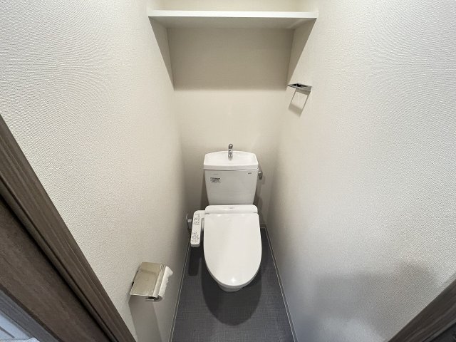 トイレ　落ち着いた色調のトイレです