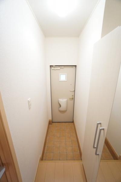 玄関　※同物件、反転タイプの写真になります。