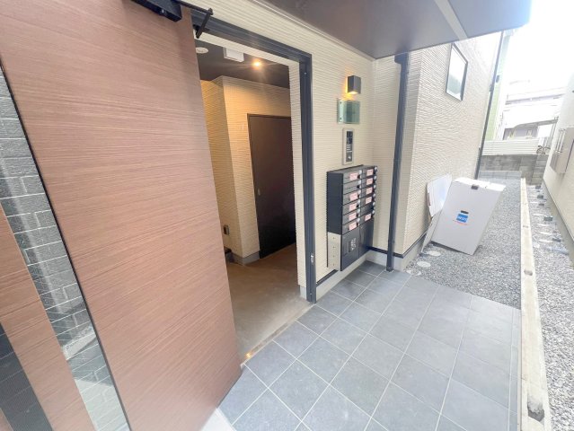 エントランス　オシャレなエントランスは安心のオートロック付きです。