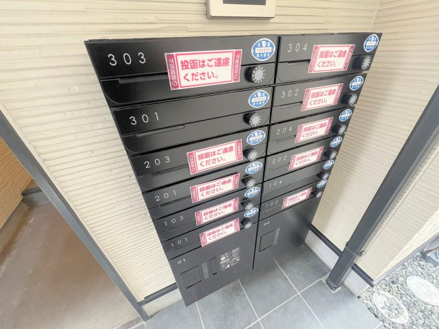 ロビー　ロビーにある各部屋毎のメールボックス。