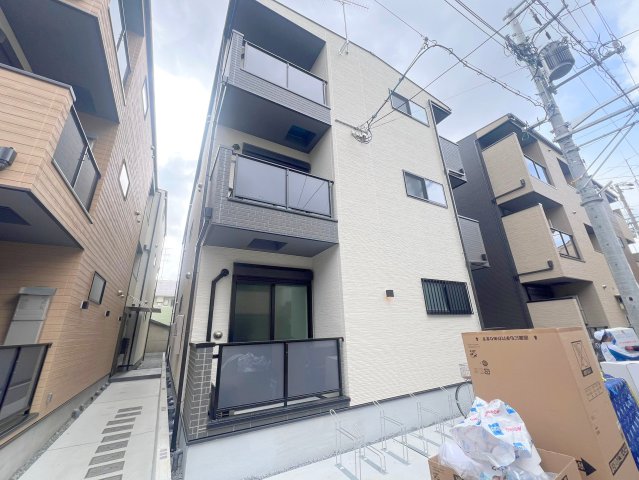 建物外観　閑静な住宅地にある、落ちついた色合いのキレイな建物です。