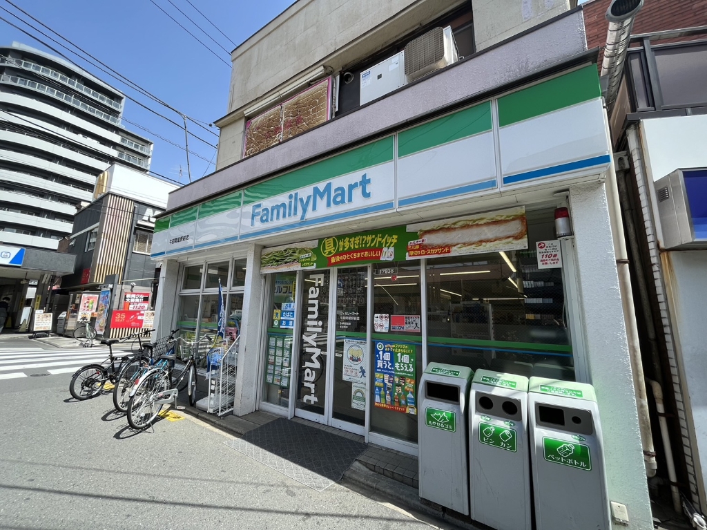 コンビニ　ファミリーマート 牛田関屋駅前店（コンビニ）まで407m