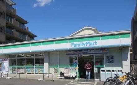 コンビニ　ファミリーマート 三ツ沢上町駅前店（コンビニ）まで240m