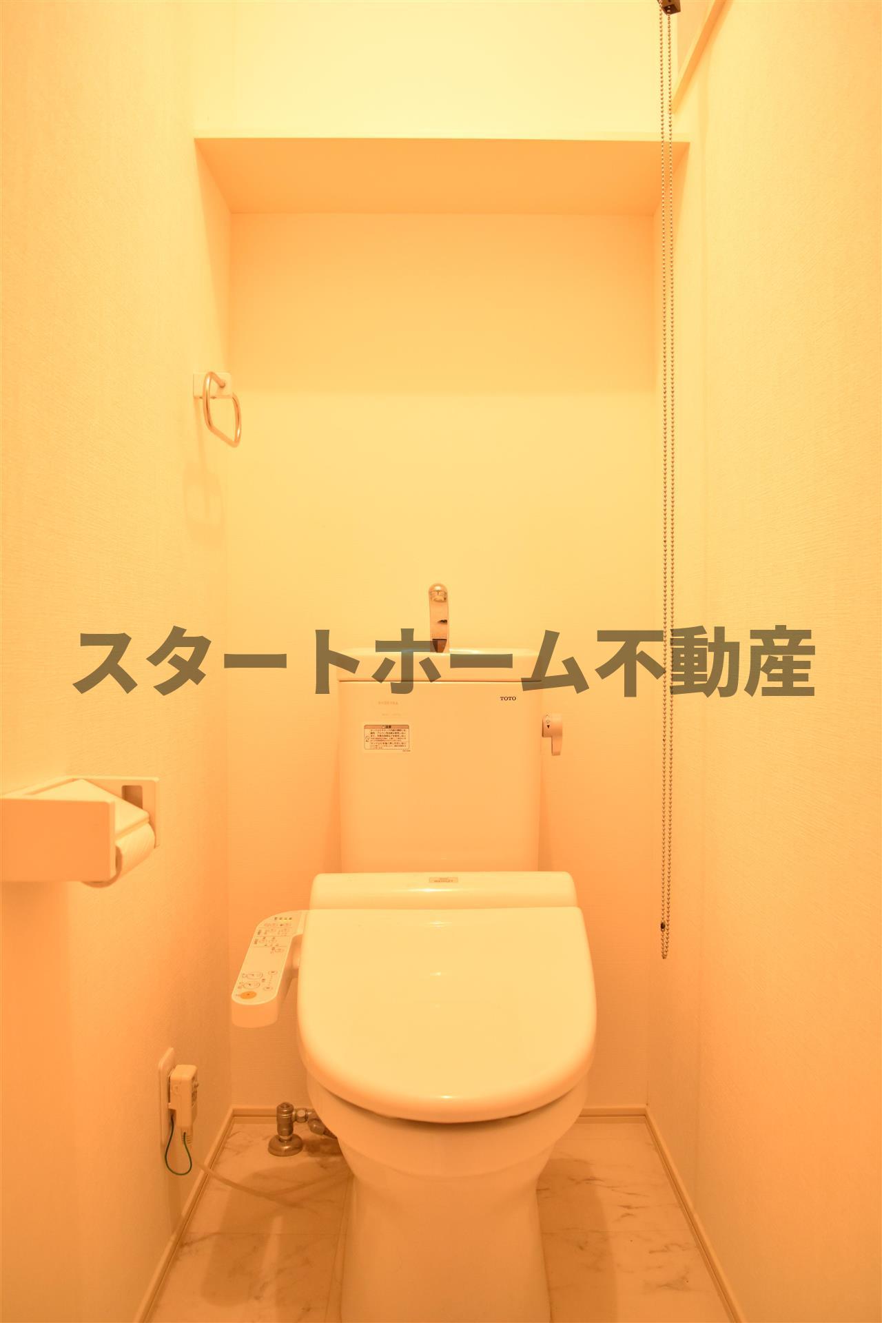 トイレ　落ち着いた色調のトイレです