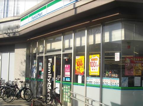 コンビニ　ファミリーマート梶が谷駅南店（コンビニ）まで105m