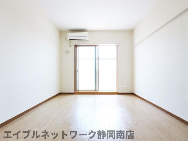 居室・リビング　ゆったり過ごせる居間です