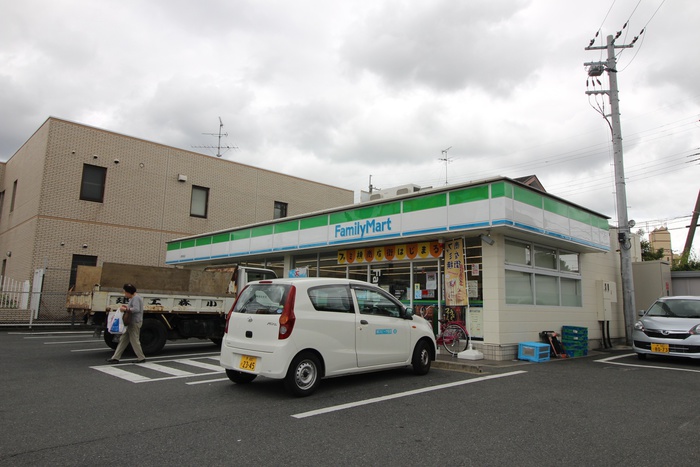 コンビニ　ファミリーマート（コンビニ）まで1070m