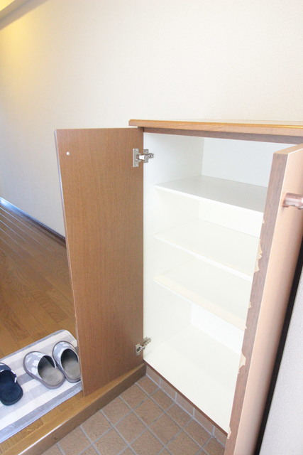 玄関　※モデルルーム参考写真。実際のお部屋に家具、小物は付いており