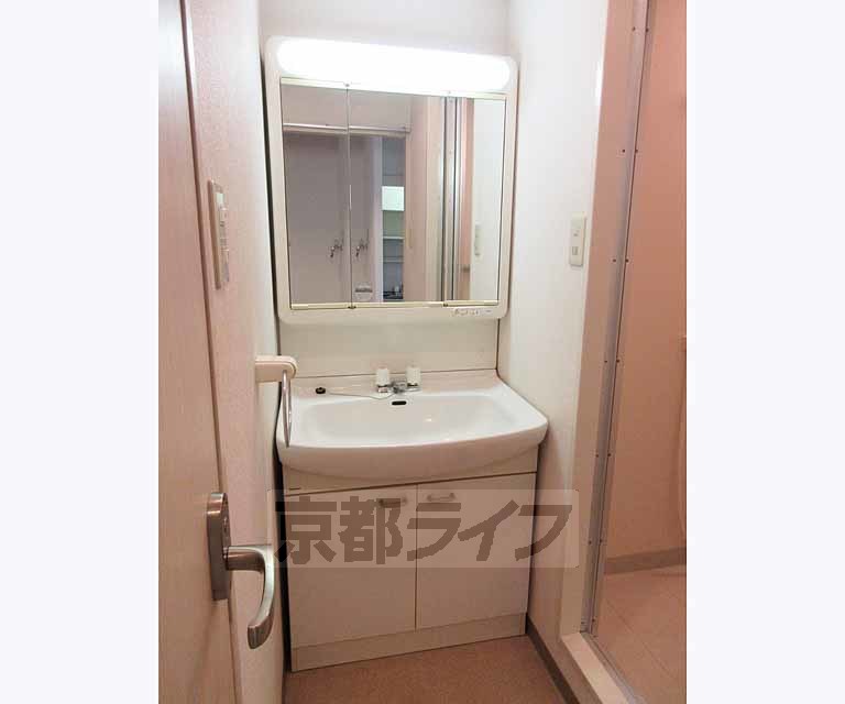 洗面設備　収納の多い洗面台です