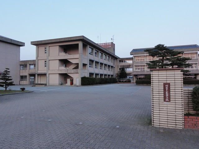 中学校　庄西中学校（中学校）まで550m