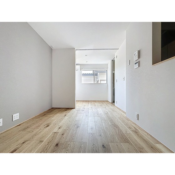居室・リビング　※他のお部屋のお写真となります。２０５は側面に窓有り