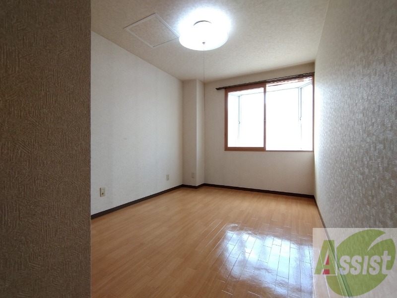 その他部屋・スペース　こちらが寝室です。窓が大きくて明るいですね。