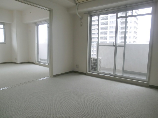 居室・リビング　綺麗なじゅうたんのお部屋です☆