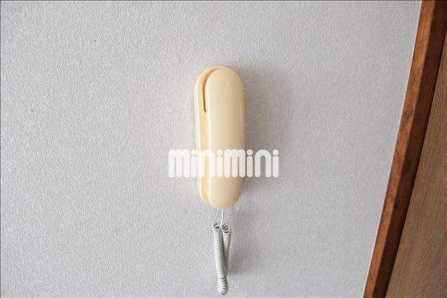 セキュリティ　インターホン付きで、お部屋の中から訪問者と話せます。