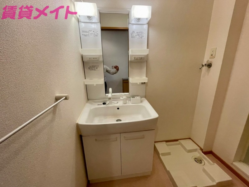 洗面設備　同型反転参考写真です