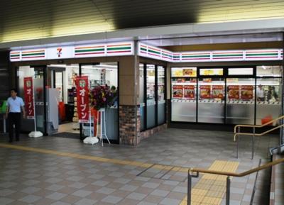 コンビニ　セブンイレブン 小田急経堂店（コンビニ）まで261m