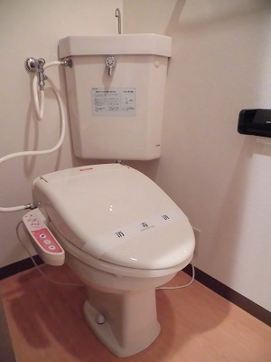 トイレ　トイレには人気のウォシュレットが設置されています。