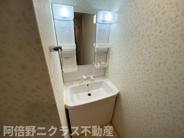 洗面設備　明るい洗面所です