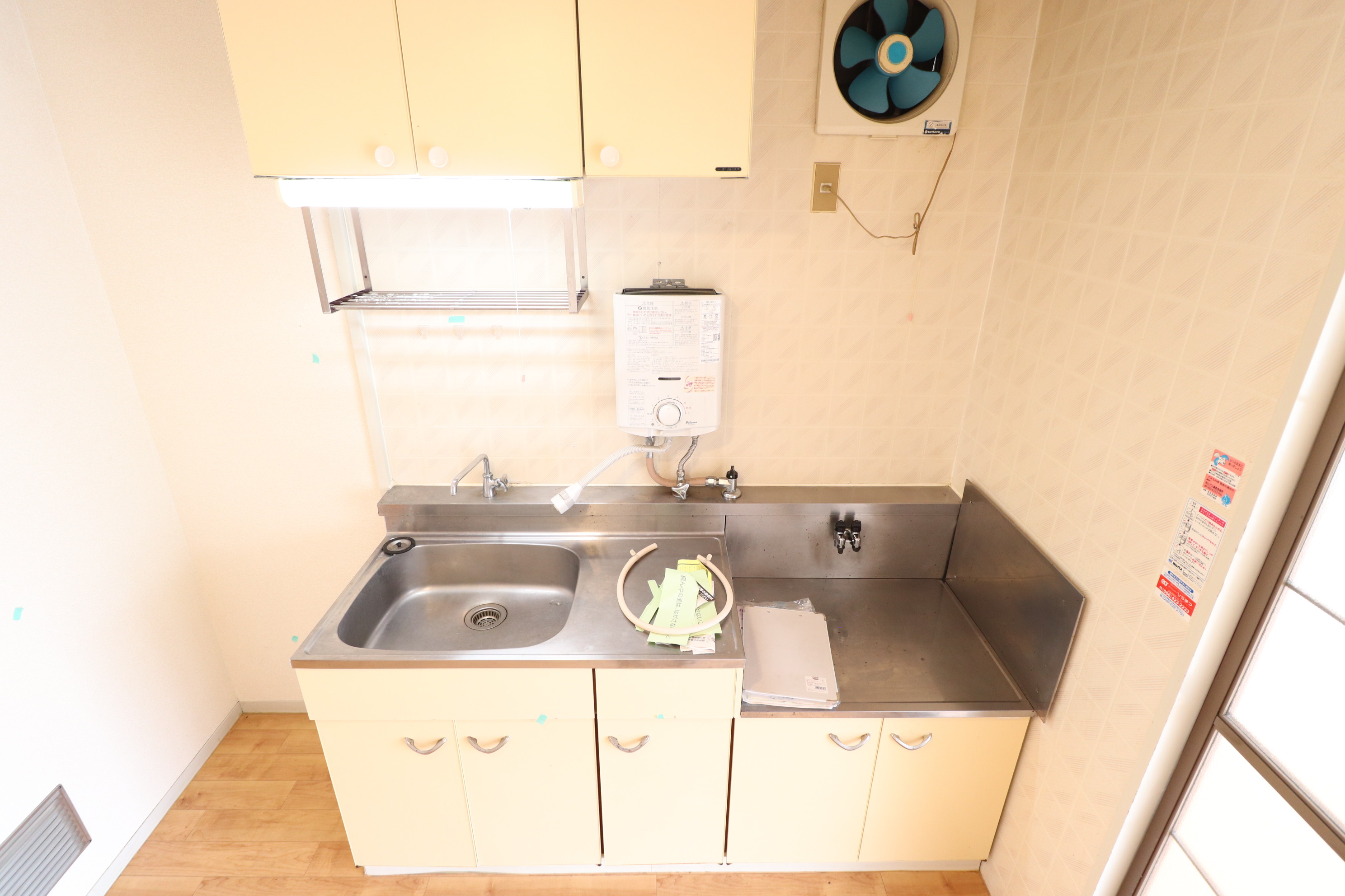 キッチン　収納棚付きで使いやすいキッチン♪