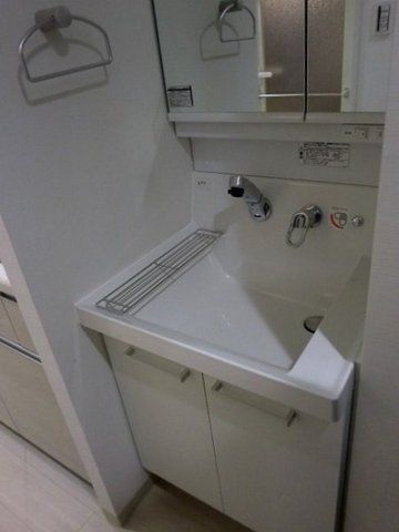 洗面設備　お洒落な独立洗面台