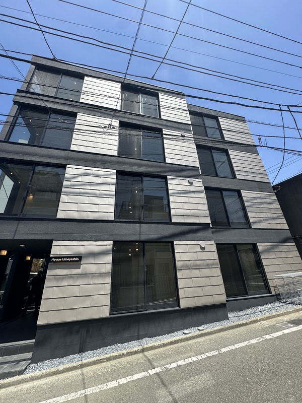 建物外観　直線的でスタイリッシュな外観